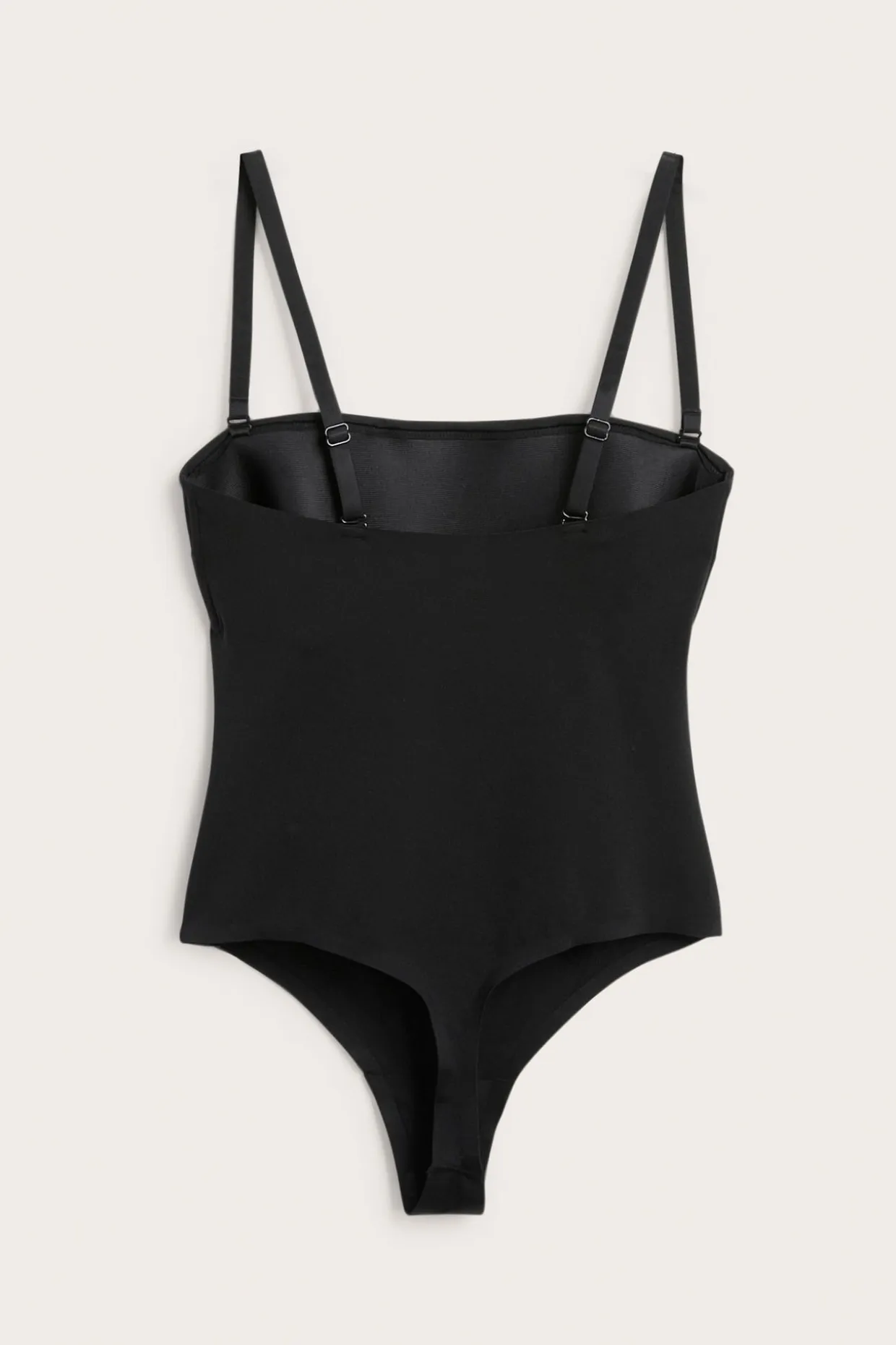 Body ze stringami, lekko modelujące, z wyściełanymi miseczkami