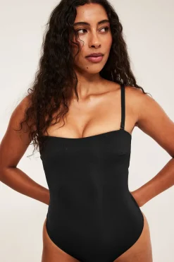 Body ze stringami, lekko modelujące, z wyściełanymi miseczkami