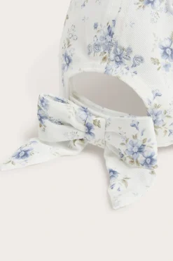 Czapka z daszkiem, w drobne kwiaty, z kokardą