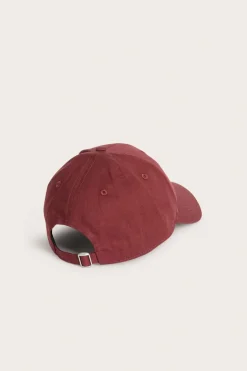 Czapka z daszkiem, z haftowanym napisem
