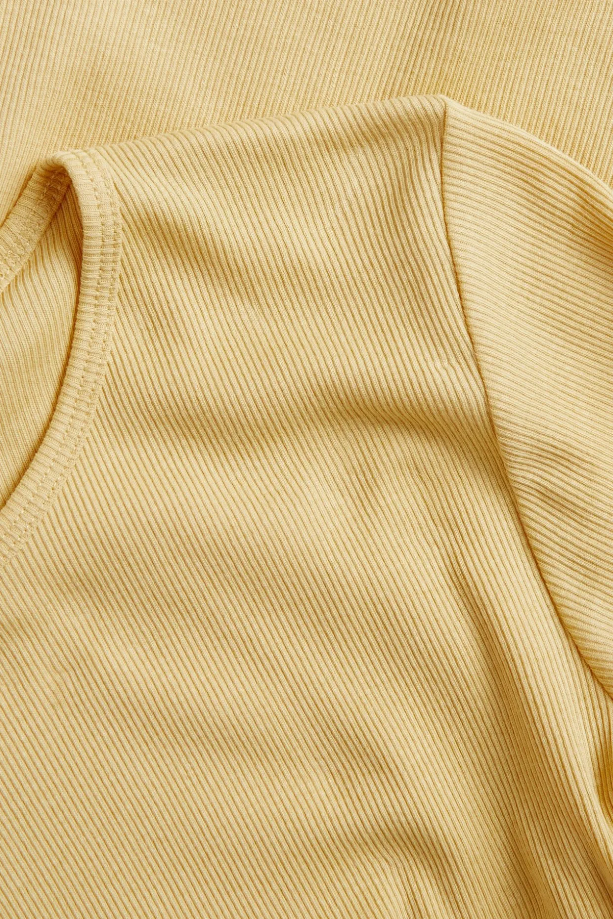 Dopasowany prążkowany t-shirt z bawełny