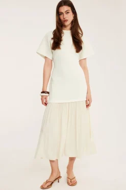Długa sukienka z krótkimi rękawami