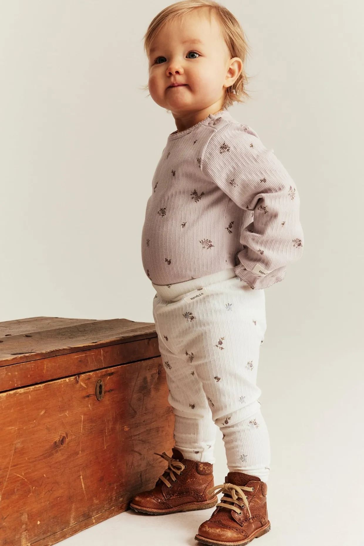 Legginsy w kwiaty, z prążkowanego trykotu