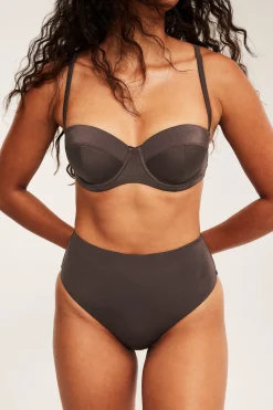 Majtki od bikini, brazyliany wysoko wycięte