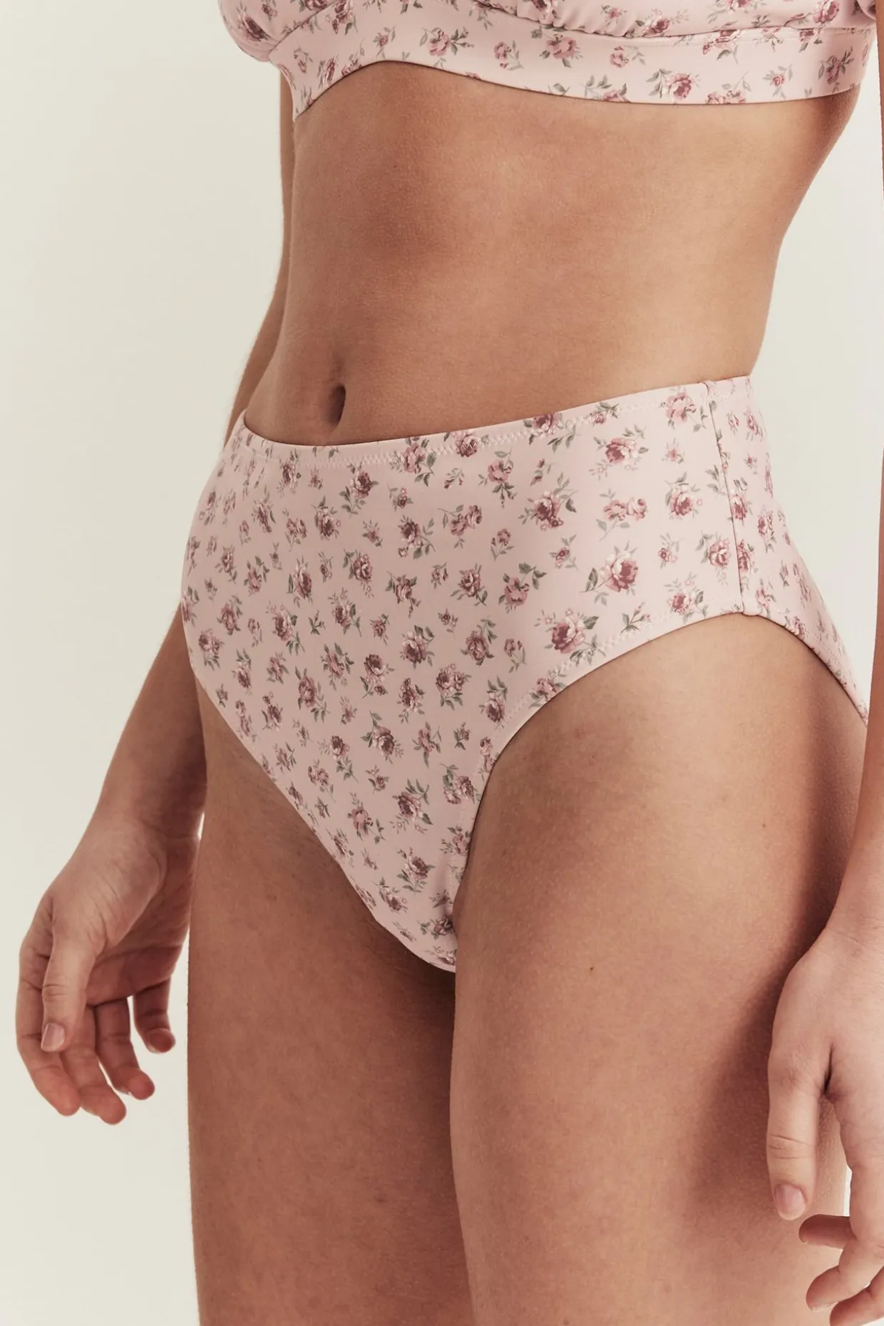 Majtki od bikini, Newbie Woman