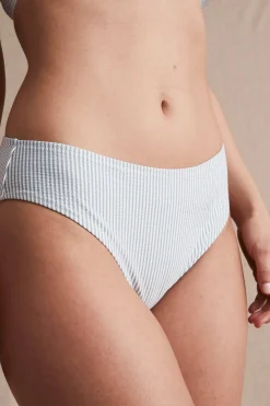 Majtki od bikini, Newbie Woman