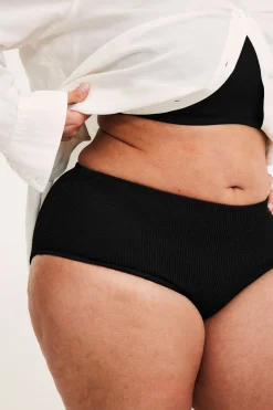 Majtki od bikini o wyraźnej strukturze