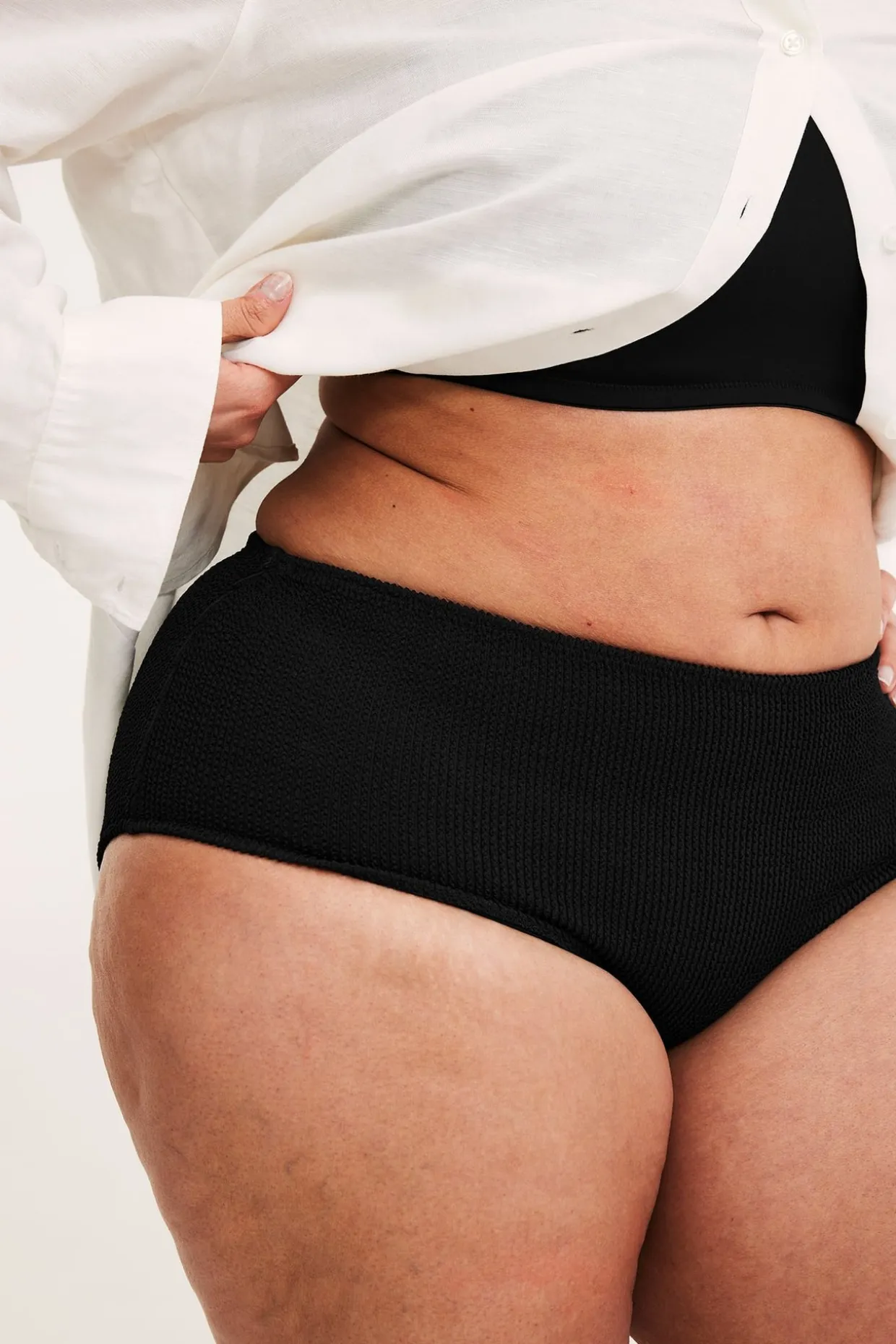 Majtki od bikini o wyraźnej strukturze