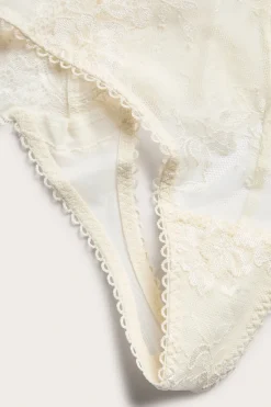 Majtki stringi z koronkowymi detalami