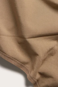 Majtki typu stringi, lekko modelujące