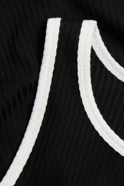 Prążkowana koszulka z kontrastowym wykończeniem