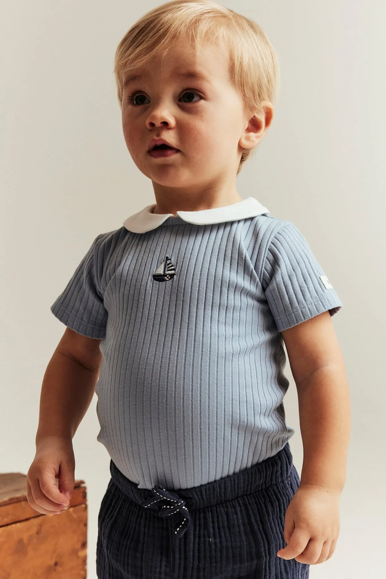 Prążkowane body z haftem