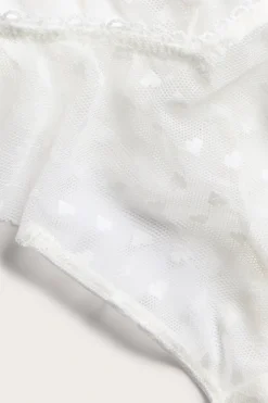 Półstringi z wzorem w serca