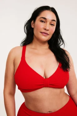 Stanik od bikini o wyraźnej strukturze