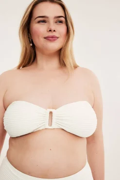 Stanik od bikini o wyraźnej strukturze