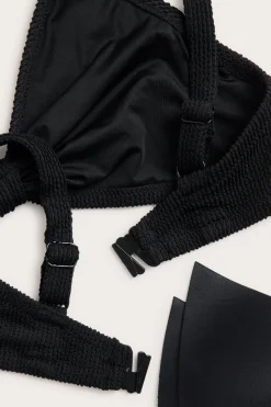 Stanik od bikini o wyraźnej strukturze