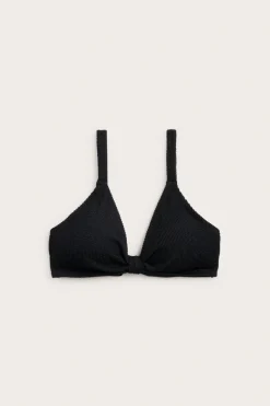 Stanik od bikini o wyraźnej strukturze