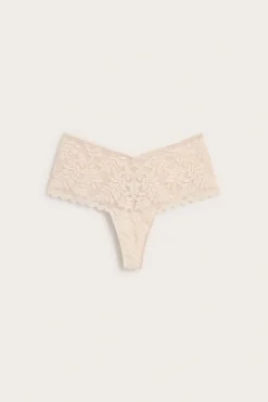 Stringi z koronki