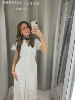 Sukienka midi z haftem angielskim