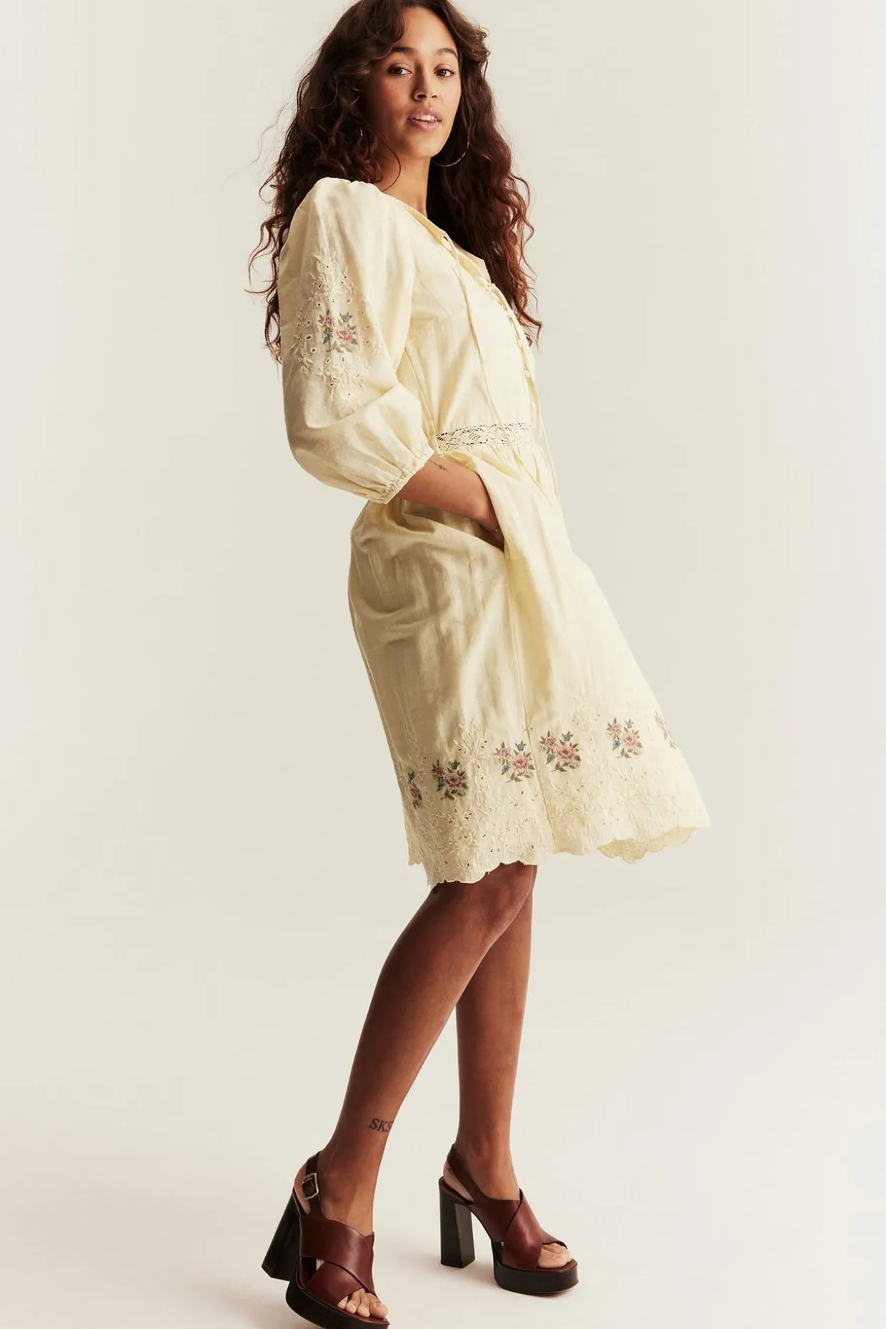 Sukienka z haftem Newbie Woman
