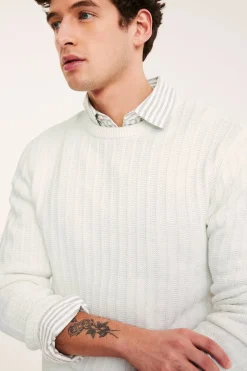 Sweter z dzianiny o wyraźnej strukturze