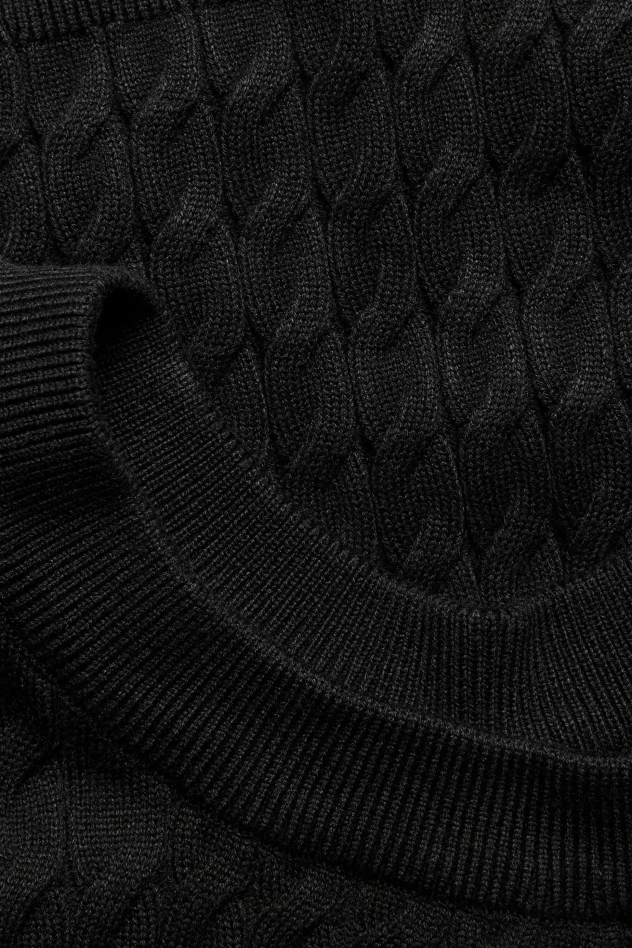 Sweter z dzianiny w warkocze