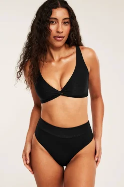 Top od bikini ze skręconym detalem