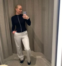 Top z długimi rękawami i krawędziami typu baby overlock
