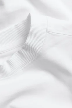 T-shirt o pudełkowym fasonie z podwiniętymi brzegami