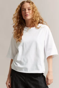 T-shirt o pudełkowym fasonie z podwiniętymi brzegami