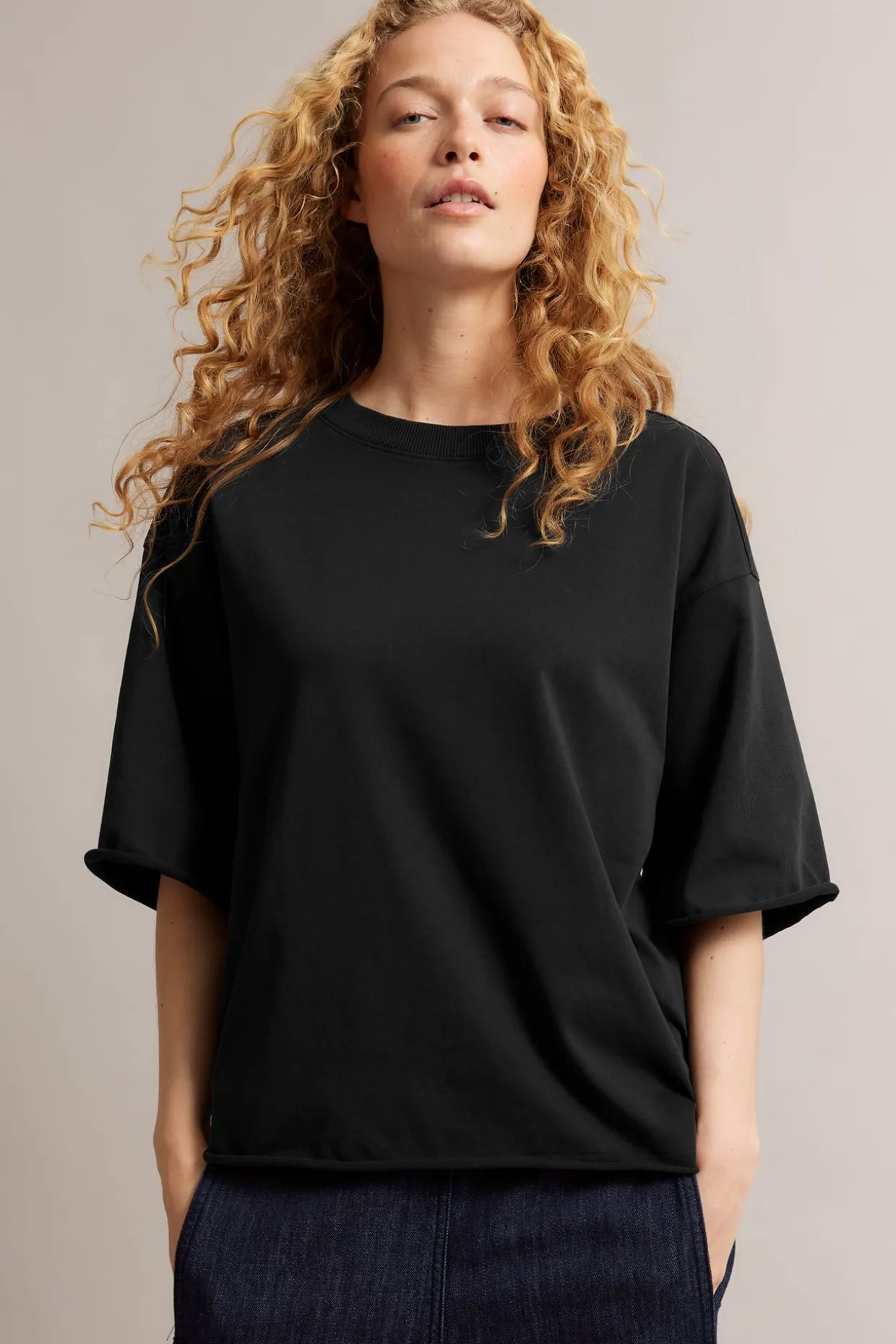 T-shirt o pudełkowym fasonie z podwiniętymi brzegami