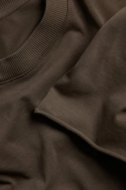 T-shirt o pudełkowym fasonie z podwiniętymi brzegami