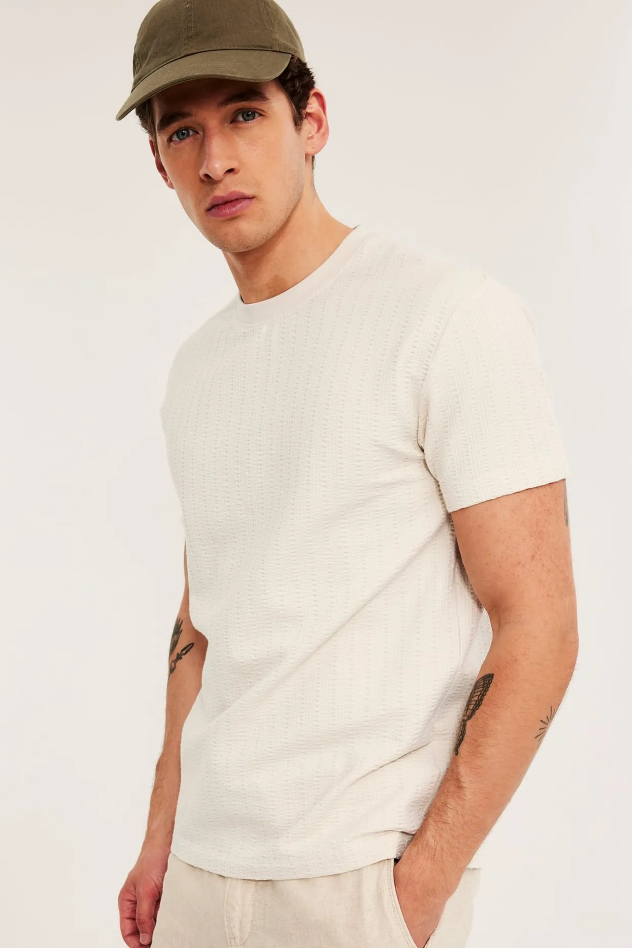 T-shirt ze strukturalnym wzorem, o regularnym kroju