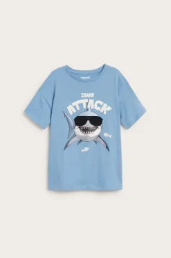 T-shirt z motywem rekina i podnoszonymi okularami przeciwsłonecznymi
