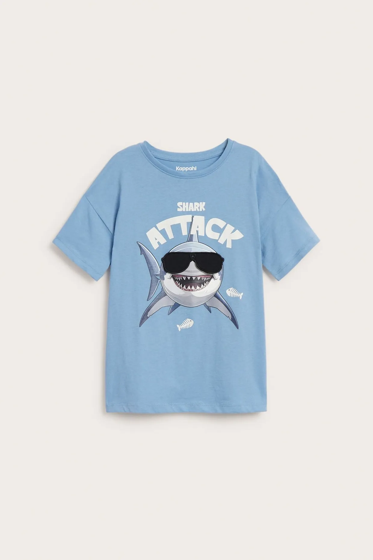 T-shirt z motywem rekina i podnoszonymi okularami przeciwsłonecznymi