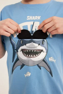 T-shirt z motywem rekina i podnoszonymi okularami przeciwsłonecznymi