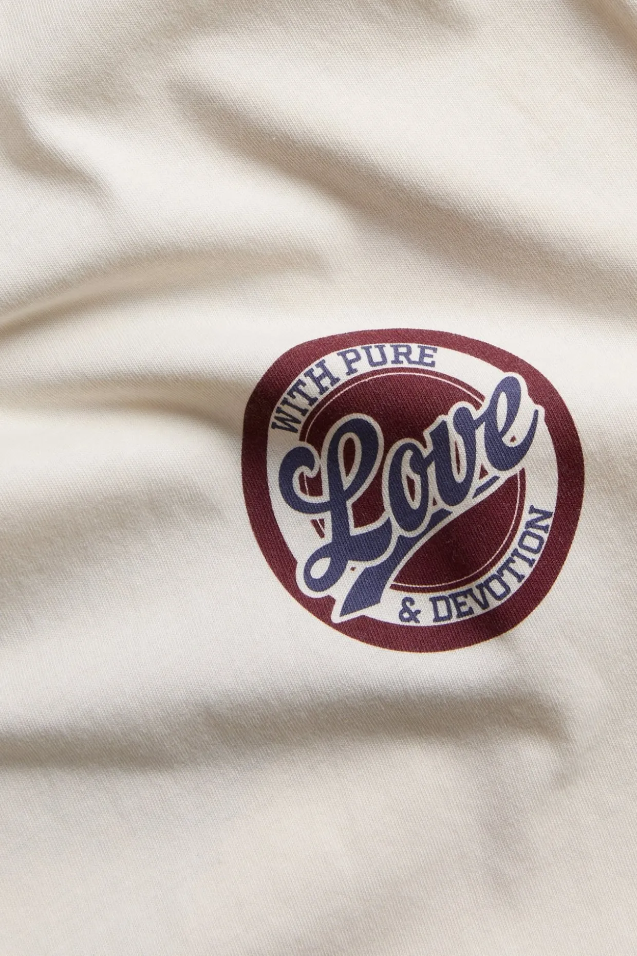 T-shirt z nadrukiem „Love”.
