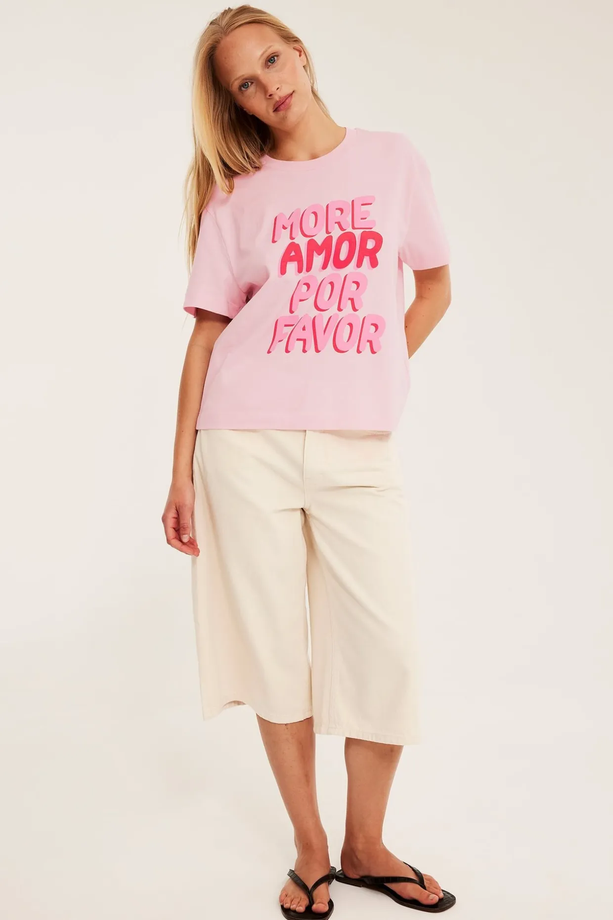 T-shirt z nadrukiem „More amor por favor”