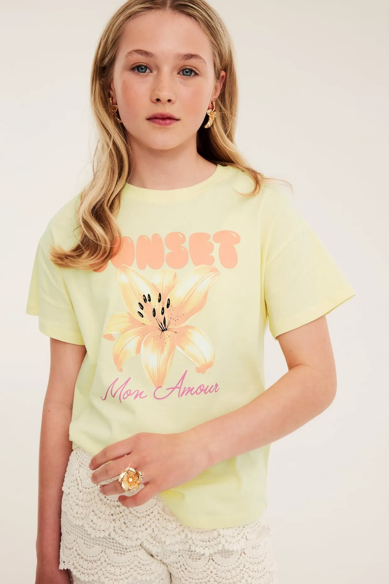 T-shirt z nadrukiem tekstowym i kwiatowym